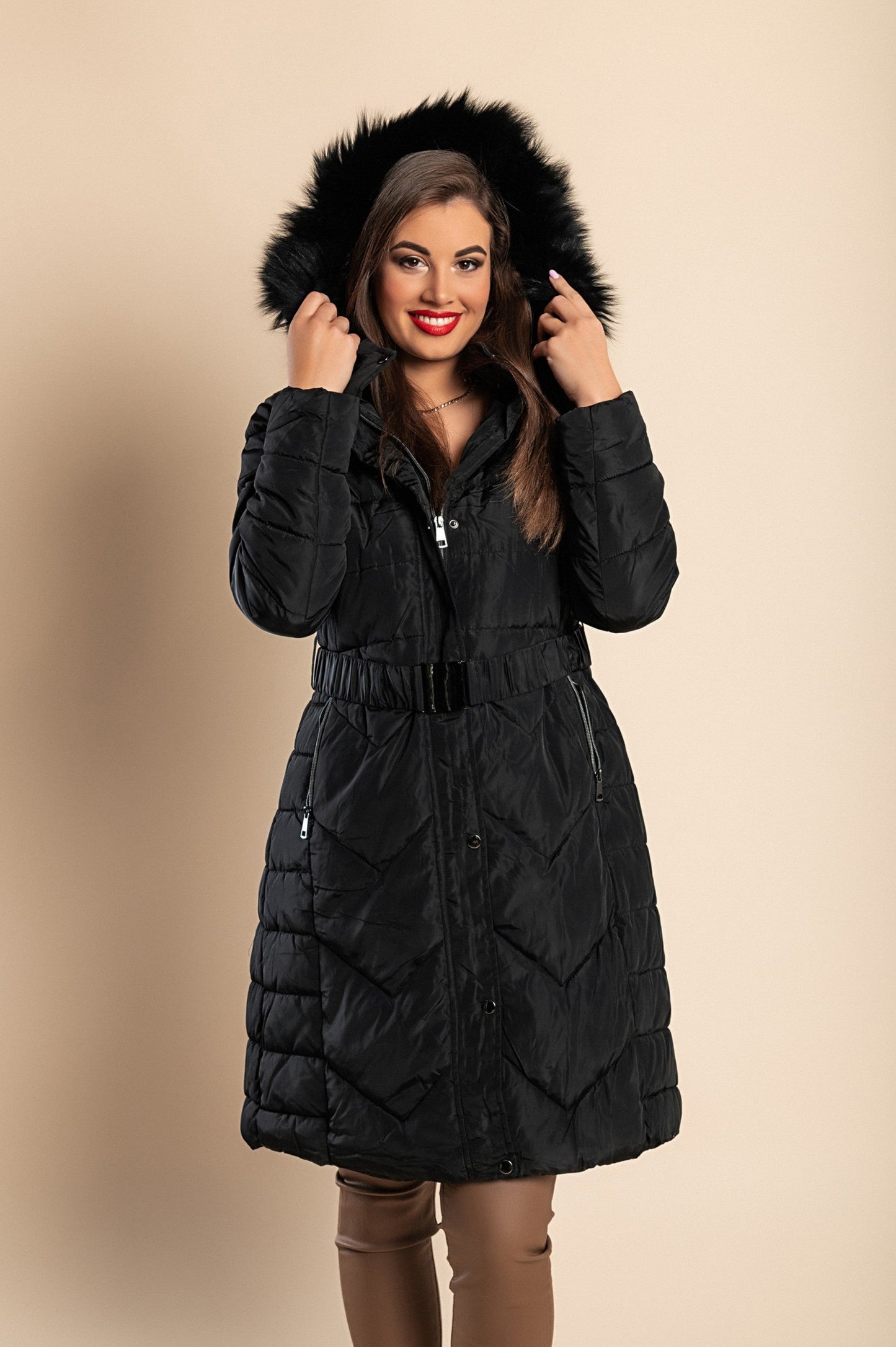Plus size daljša prešita bunda s kapuco, črna