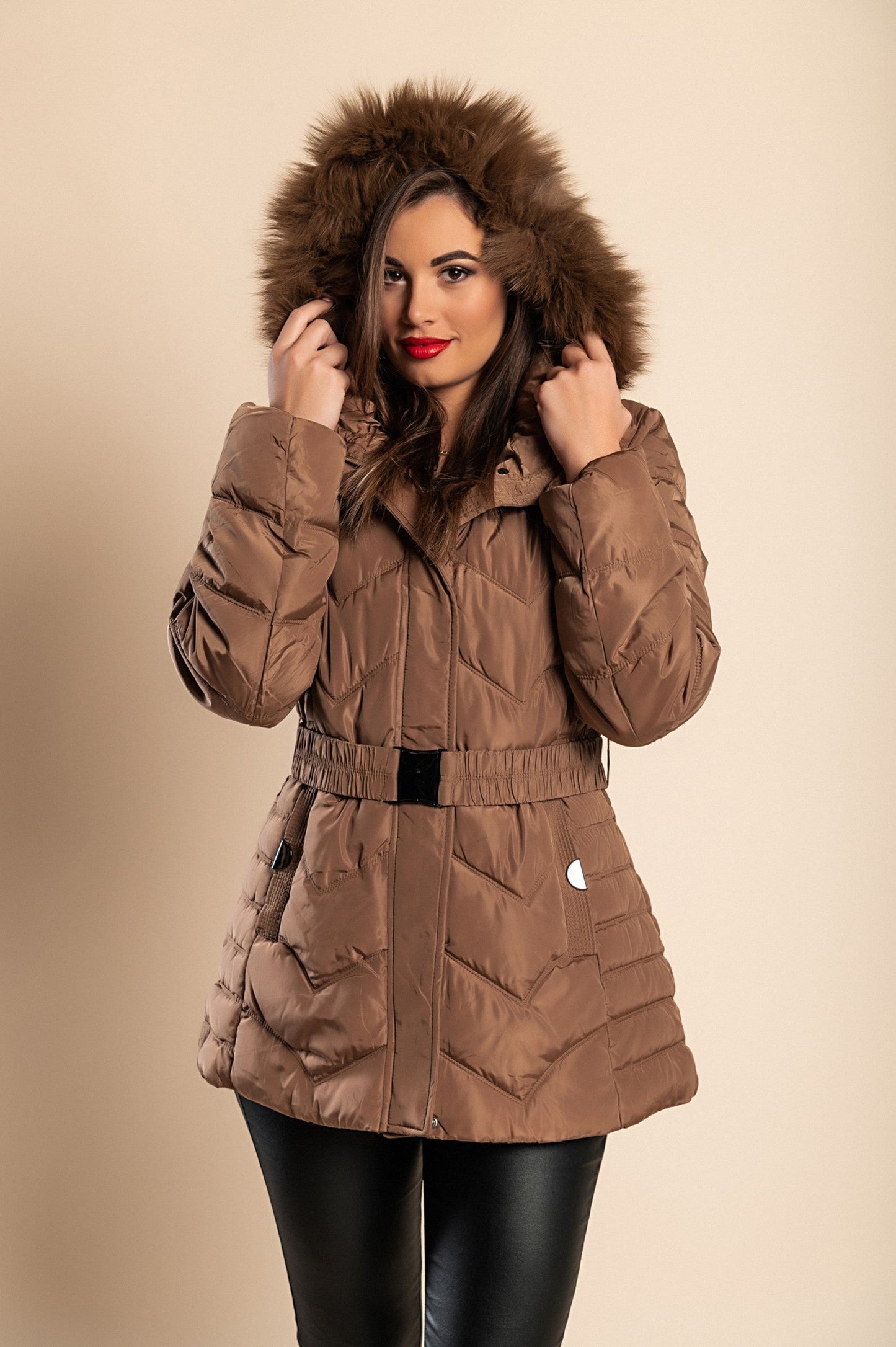 Plus size Krajša prešita bunda s kapuco, kamelja