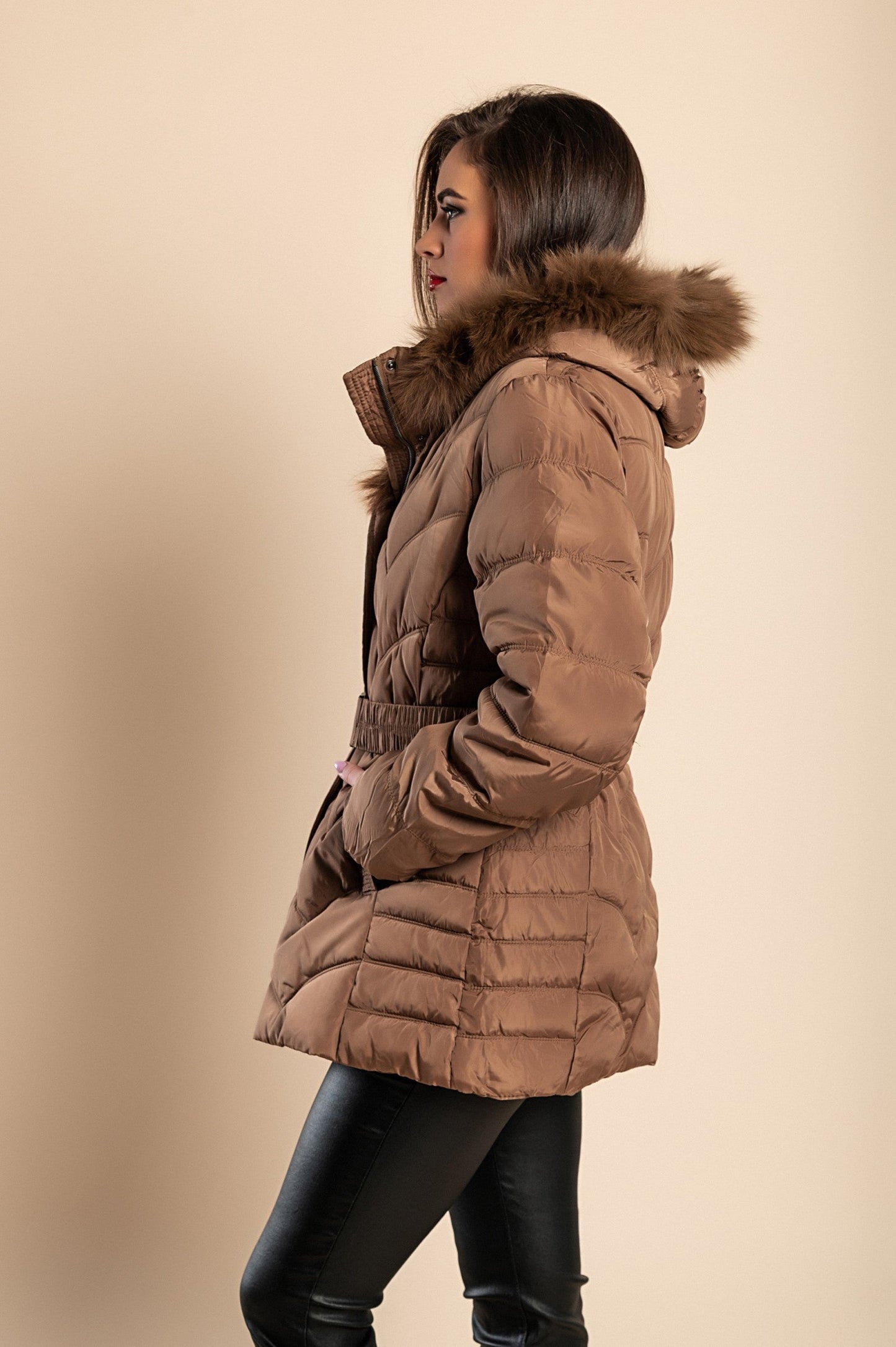 Plus size Krajša prešita bunda s kapuco, kamelja