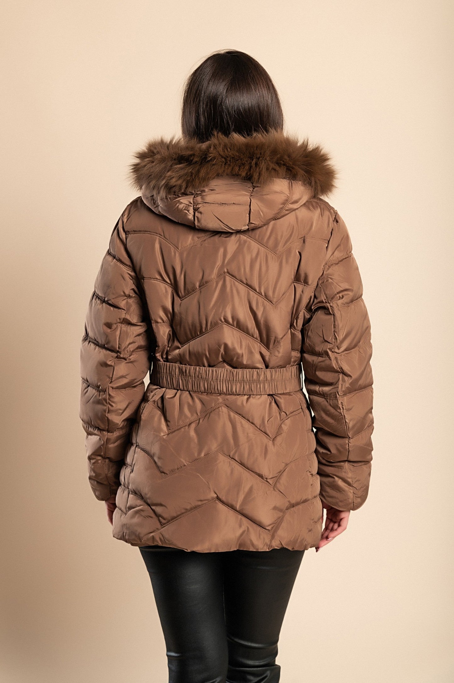 Plus size Krajša prešita bunda s kapuco, kamelja