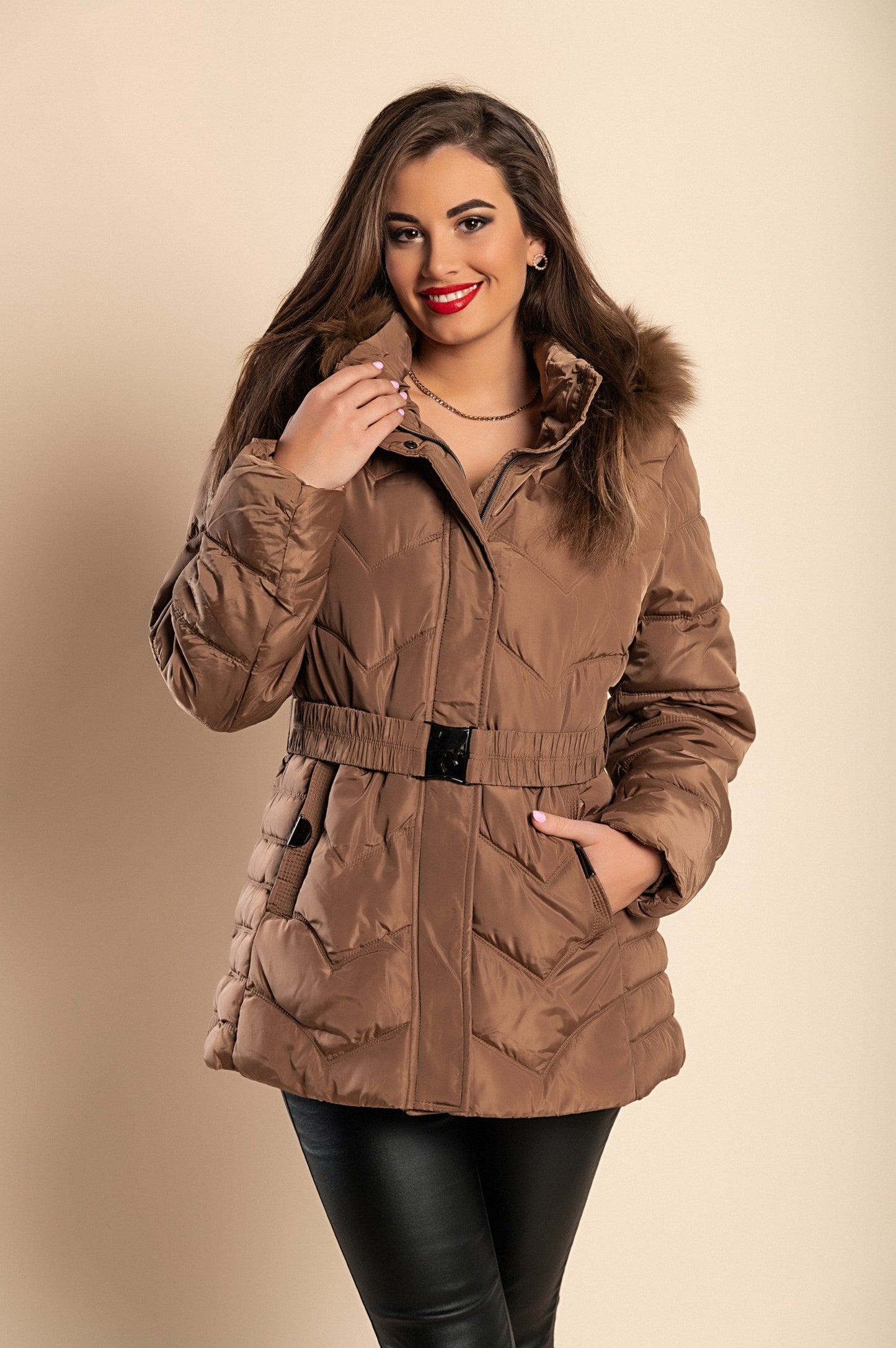 Plus size Krajša prešita bunda s kapuco, kamelja
