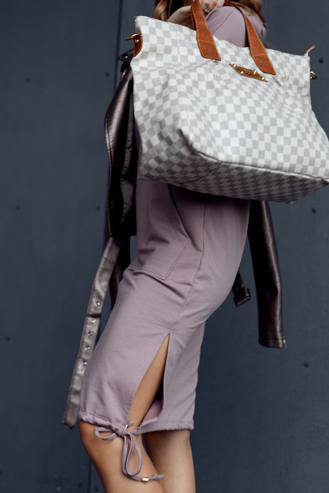 Basic dress with a pocket and cappuccino tie