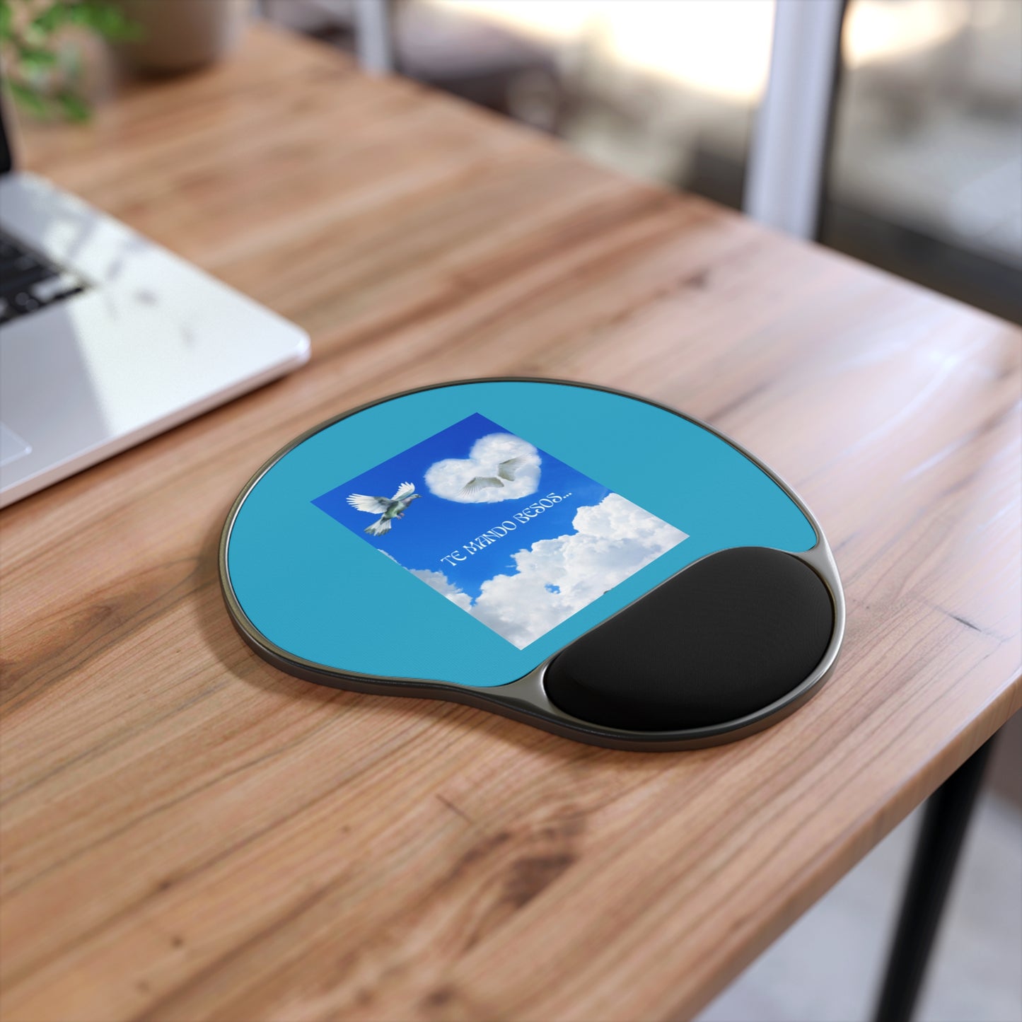 TE MANDO BESOS Mouse Pad with Wrist Rest, Inspirational Desk Accessory, Gift for Mom, Office Supplies, Self-Care Decor, Birthday Gift