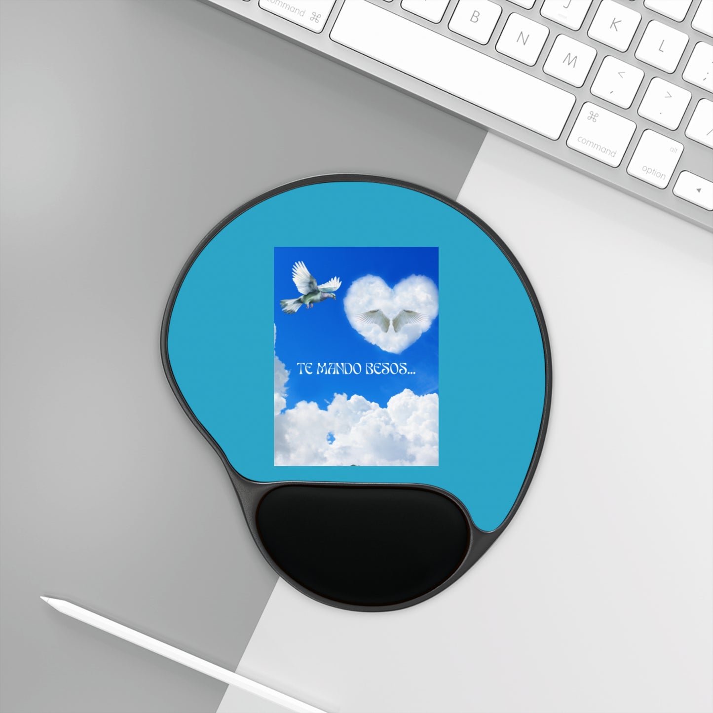 TE MANDO BESOS Mouse Pad with Wrist Rest, Inspirational Desk Accessory, Gift for Mom, Office Supplies, Self-Care Decor, Birthday Gift