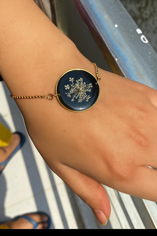 Elegant Floral Resin Bracelet with Gold Chain Accents